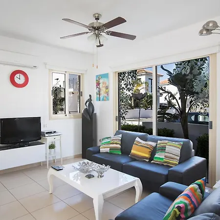 Imagine Your Family Renting A Luxury Holiday Close To Paralimni's Main Attractions, 1288 빌라 *