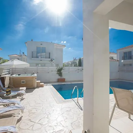 וילה Imagine Your Family Renting A Luxury Holiday Close To Paralimni's Main Attractions, 1288 פאראלימני