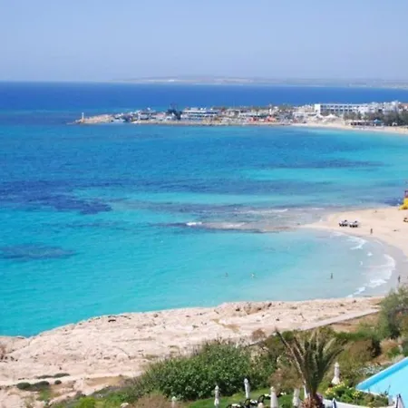 וילה Imagine Your Family Renting A Luxury Holiday Close To Paralimni's Main Attractions, 1288 פאראלימני